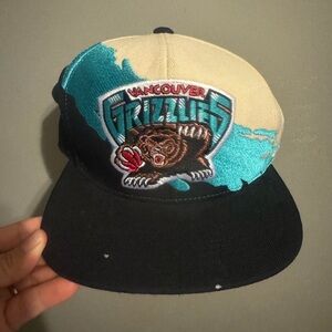 Mitchell & Ness Gray and Black snapback